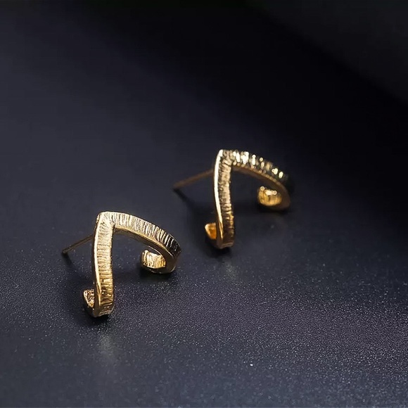 🔵𝟲𝟱%𝗢𝗙𝗙 𝗯𝘂𝗻𝗱𝗹𝗲𝘀 𝟯+🔵 NEW Gold Triangle Wrap Studs - Picture 7 of 10